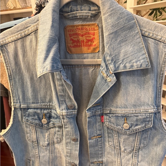 Levi's Classic Light Blue Denim Vest - Picture 2 of 9